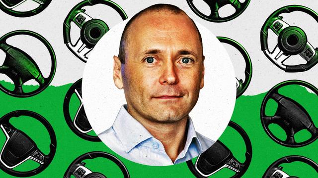 The headshot of Uber Global Head of Media Lee Walsh on top of a green and white background of steering wheels.
